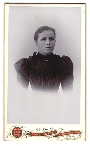 Fotografie Emil Hoppe, Hartmannsdorf, Portrait junge Frau in edler Bluse mit Stabbrosche