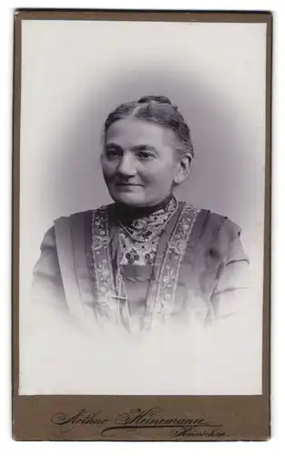 Fotografie Arthur Heinemann, Hainichen, Langestr. 15, Portrait betagte Dame mit Haardutt und Brosche