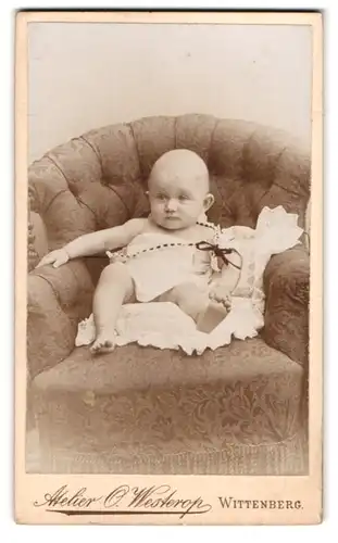Fotografie Atelier O. Westerop, Wittenberg, Collegienstr. 22, Portrait niedliches Baby auf einem Kissen