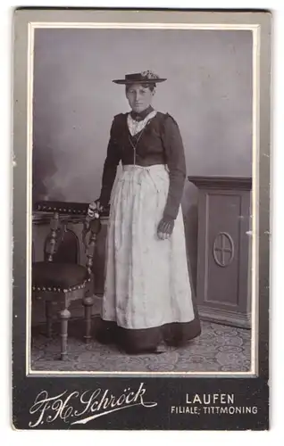 Fotografie F. H. Schröck, Laufen / Salzach, bayerische Dame in Tracht beim Fotograf