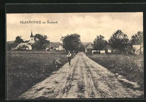 AK Hlavnovice na Sumave, Strasse zum Ort, Kirche