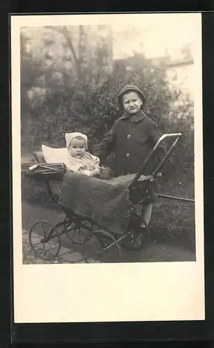 Foto-AK Knabe mit seinem Geschwisterchen im Kinderwagen
