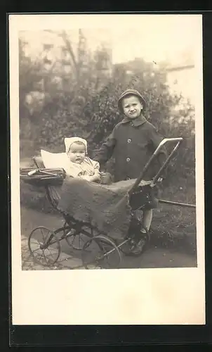 Foto-AK Knabe mit seinem Geschwisterchen im Kinderwagen