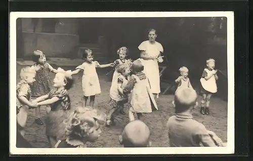 Foto-AK Kinder tanzen Ringelreihen, Kinderfürsorge