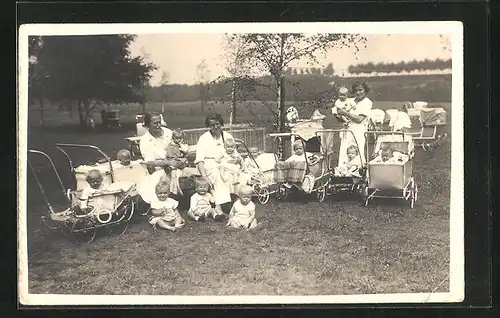 Foto-AK Betreuung der Kleinsten im Kinderasyl, Kinderfürsorge