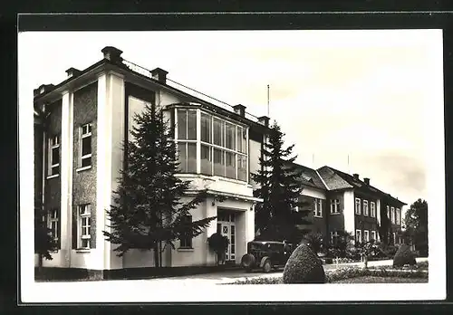 AK Uherske Hradiste, Strassenpartie mit Gebäudeansicht und Auto