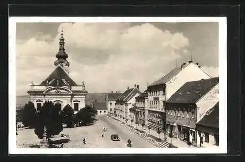 AK Uhersky Brod, Strassenpartie mit Kirche