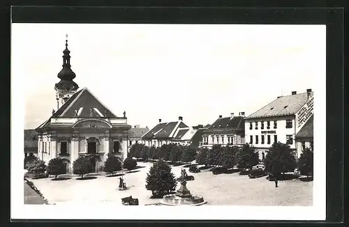 AK Uhersky Brod, Ortspartie mit Kirche und Brunnen