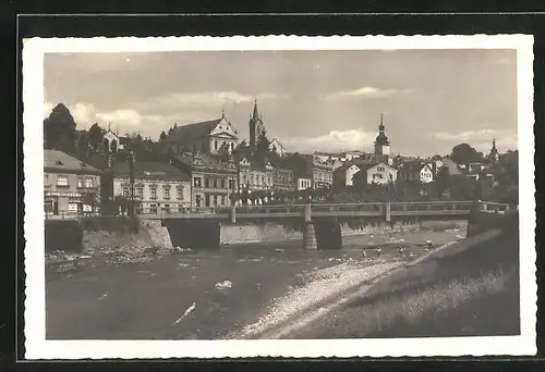 AK Vsetin, Uferpartie mit Brücke