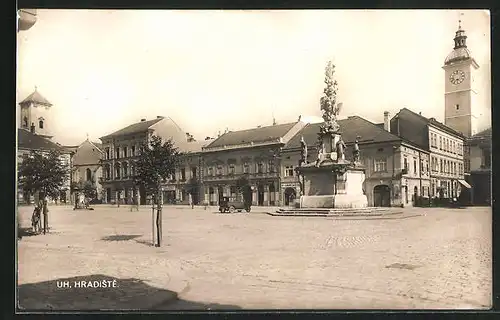 AK Uh. Hradiste, Strassenpartie mit Denkmal