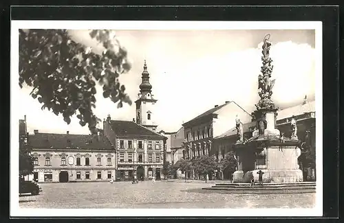 AK Uh. Hradiste, Strassenpartie mit Denkmal