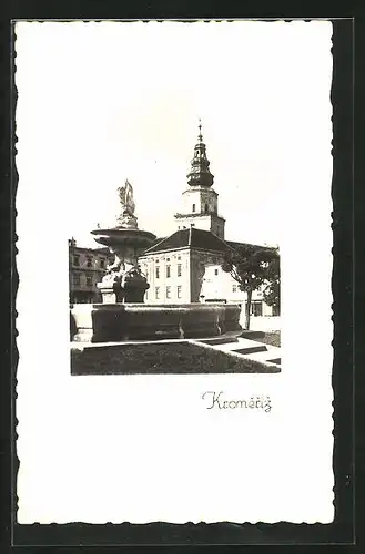 AK Kromeriz, Ortspartie mit Brunnen