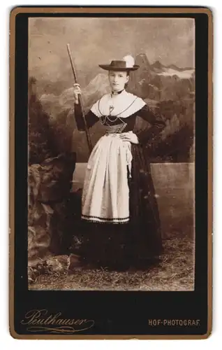 Fotografie F. X. Peuthauser, Bad Krankenheil, junge bayerische Dame in Tacht mit Wanderstab vor Studiokulisse