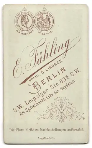 Fotografie E. Faehling, Berlin, Leipzigerstr. 63a, Mutterglück, Mutter mit Sohn und Töchtern im Foto-Atelier