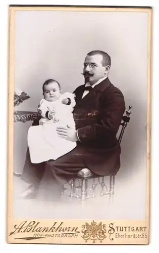 Fotografie Albert Blankhorn, Stuttgart, Eberhardstr. 55, Vater mit Baby im Taufkleid