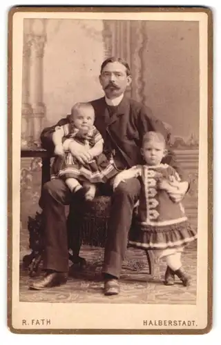 Fotografie R. Fath, Halberstadt, Lindenweg 21, Vater mit seinen Kindern beim Fotograf