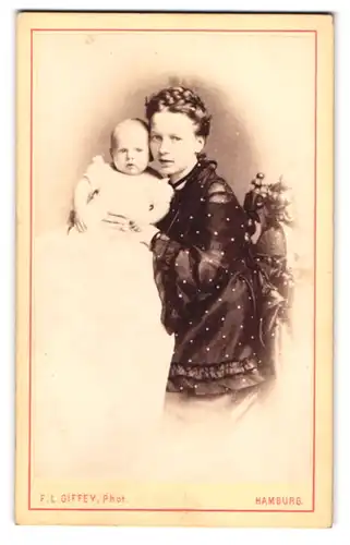 Fotografie F.L. Giffey, Hamburg, Neuerwall 82, Mutter mit Baby im Taufkleid