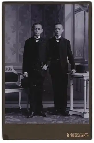 Fotografie C. Seeber Nachf., Oberwiesa, Portrait zwei junge Männer bei ihrer Kommunion