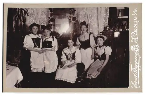 Fotografie Ernst Freygang, Penig i /S., Portrait junge Frauen im Dirndl zu Fasching