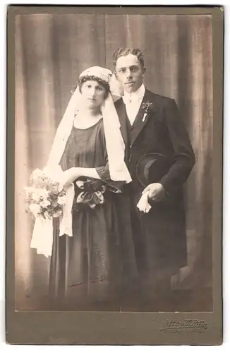 Fotografie Otto Kühn, Neukirchen i. E., Portrait junges Paar in Hochzeitskleidung mit Blumenstrauss
