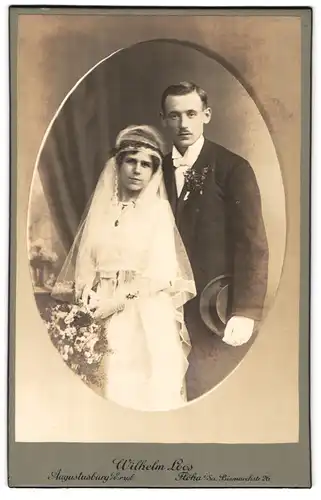 Fotografie Wilhelm Loos, Augustusburg i /Erzgeb., Marienbergerstrasse 25, Portrait junges Paar in Hochzeitskleidung