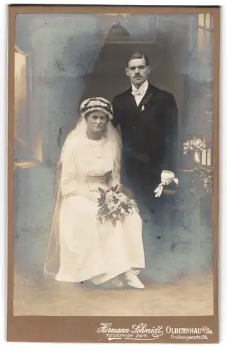 Fotografie Hermann Schmidt, Olbernhau i /Sa., Freibergerstrasse 28, Portrait junges Paar in Hochzeitskleidung