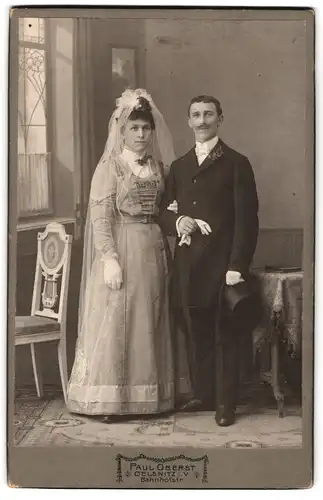 Fotografie Paul Oberst, Oelsnitz i. V., Bahnhofstrasse, Portrait bürgerliches Paar in Hochzeitskleidun