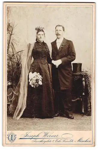 Fotografie Joseph Werner, München, Isartorplatz 2, Ecke Kanalstrasse, Portrait junges Paar in Hochzeitskleidung
