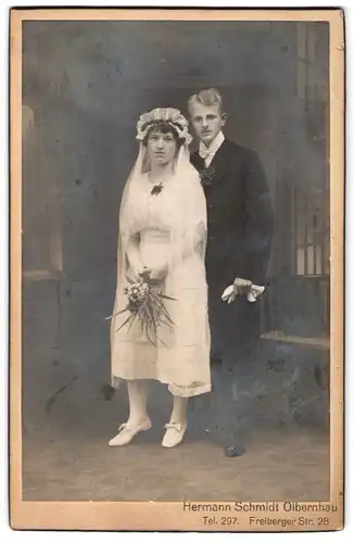 Fotografie Hermann Schmidt, Olbernhau, Freiberger Strasse 28, Portrait junges Paar in Hochzeitskleidung mit Blumenstrauss