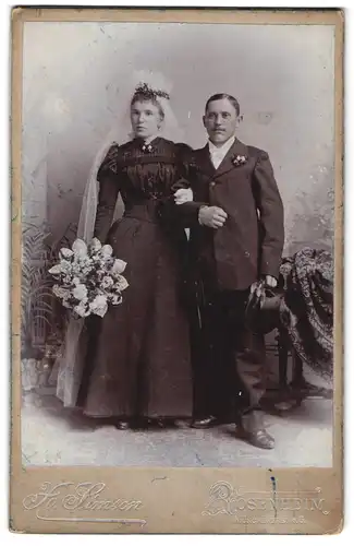 Fotografie X. Simson, Rosenheim, Münchenerstrasse 6, Portrait bürgerliches Paar in Hochzeitskleidung mit Blumenstrauss