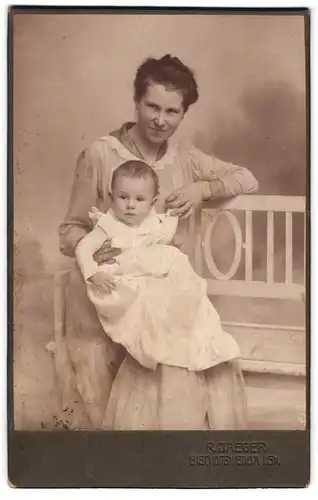 Fotografie R. Jaeger, Bischofswerda i. Sa., Portrait junge Frau im Kleid mit Kind auf dem Schoss, Mutterglück