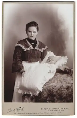 Fotografie Paul Finck, Berlin-Charlottenburg, Tauenzienstrasse 13 a, Portrait junge Frau im Kleid mit einem Baby