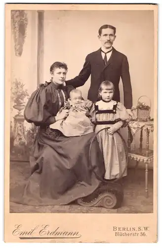 Fotografie Emil Erdmann, Berlin-SW, Blücherstrasse 56, Portrait junges Paar mit Tochter und Kleinkind