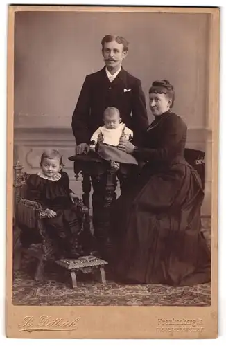 Fotografie R. Dittrich, Frankenberg i. S., Freibergerstrasse 206 G, Portrait bürgerliches Paar mit Tochter u. Baby