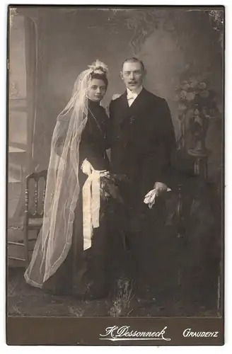 Fotografie H. Dessoneck, Graudenz, Hochzeit, Bräutigam nebst Braut im schwarzen Brautkleid mit weissem Schleier