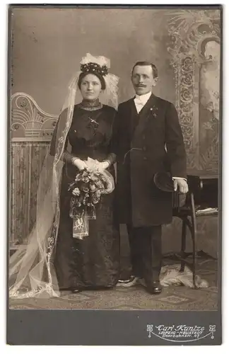 Fotografie Carl Kuntze, Leipzig-Neustadt, Eisenbahnstr. 47, Hochzeit, Braut im schwarzen Brautkleid nebst Bräutigam