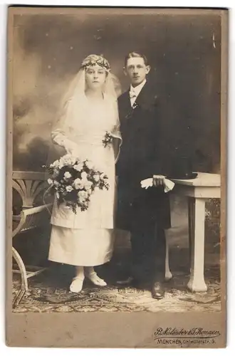 Fotografie R. Nieländer & F. Romauer, München, Ohlmüllerstr. 3, Hochzeit, Braut & Bräutigam festlich gekleidet