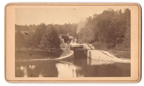 Fotografie Robert Dahllöss, Trollhättan, Ansicht Trollhättan, Dampfschiff in der Schleuse