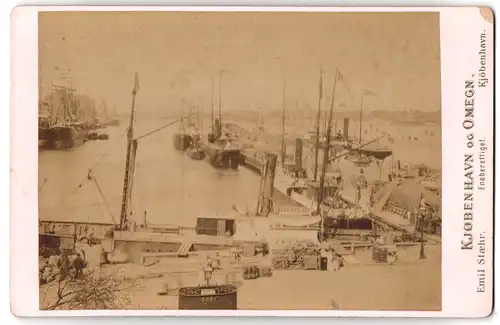 Fotografie Emil Staehr, Kjöbenhavn, Ansicht Kopenhagen - Kjöbenhavn, Partie im Hafen mit Dampfschiffen