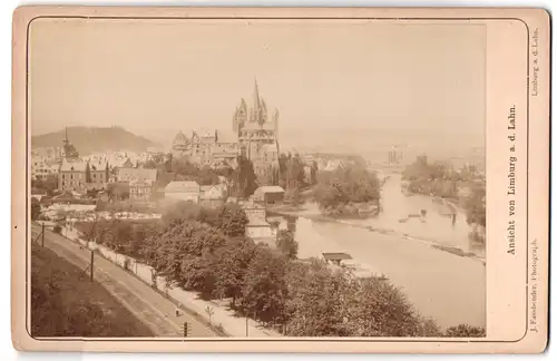 Fotografie J. Fassbender, Limburg, Ansicht Limburg / Lahn, Stadtansicht mit Dom & Uferpartie an der Lahn