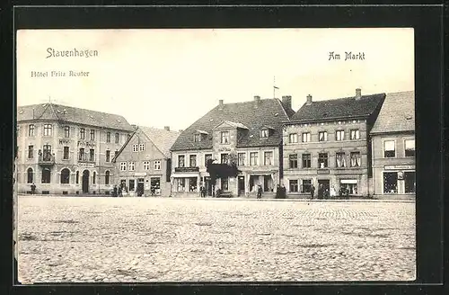 AK Stavenhagen, Hôtel Fritz Reuter und Geschäfte am Markt