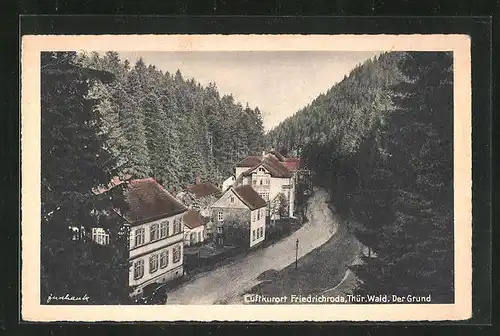 AK Friedrichroda /Thür. Wald, Strassenpartie mit Wohnhäusern im Wald