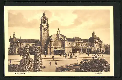 AK Wiesbaden, Fussgänger vor dem Hauptbahnhof