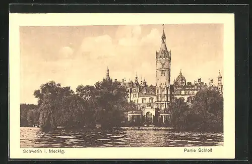 AK Schwerin i. Mecklg., Flussufer mit Schlosspartie