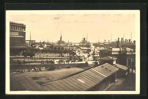 AK Genova, Hafenansicht mit regem Verkehr