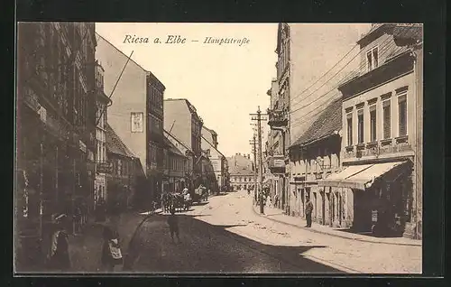 AK Riesa a. Elbe, Blick in die belebte Hauptstrasse