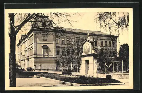 AK Chotzen / Chocen, Ansicht des Eingangstores eines grossen Gebäudes