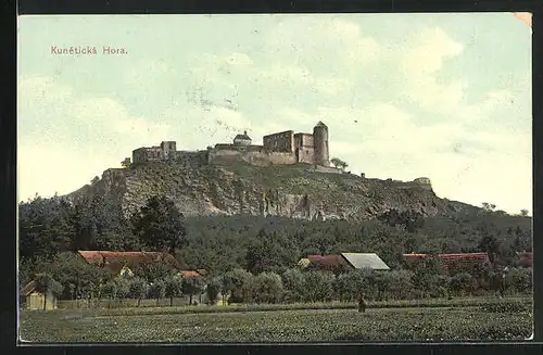 AK Kunetice, Ansicht der Burg aus der Ferne