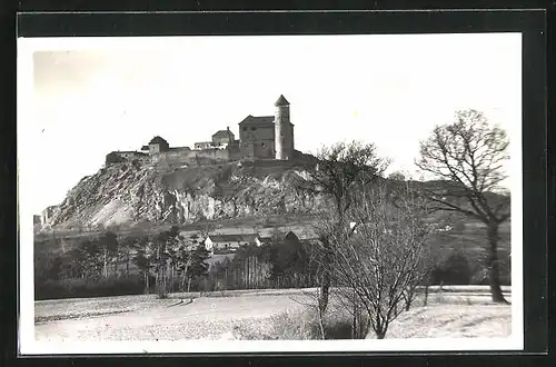 AK Kunetice, Blick auf die Burg vom Feld aus