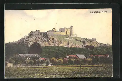 AK Kunetice, Häuser am Fusse der Burg